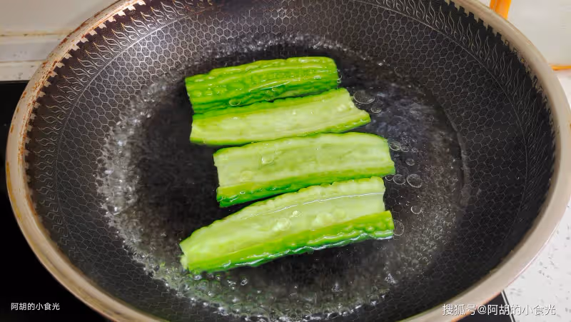 豆腐和它天生一對，懂得吃的人不多！煮出消暑羹一碗，滑嫩不膩、一口極致鮮美