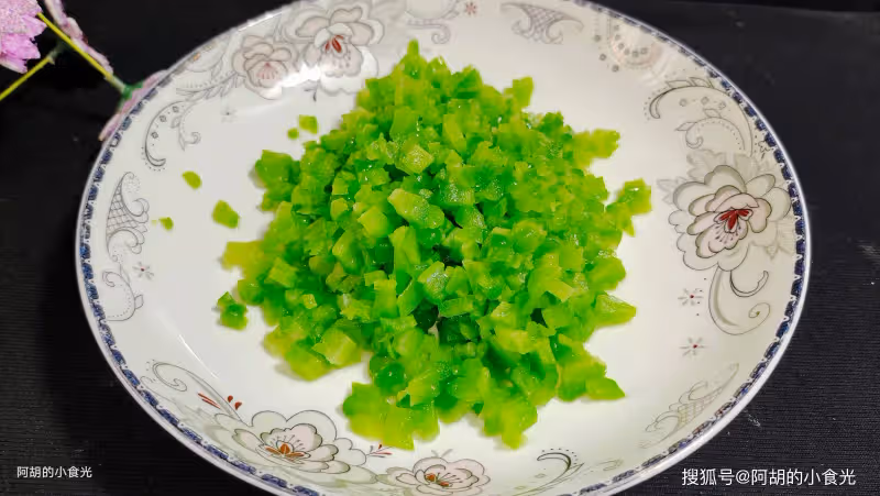 豆腐和它天生一對，懂得吃的人不多！煮出消暑羹一碗，滑嫩不膩、一口極致鮮美