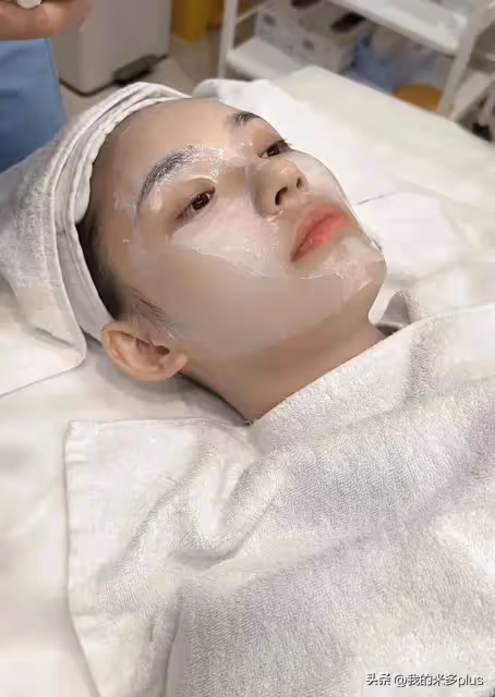 林允又往臉上扎針,打水光+膠原蛋白直喊疼,才28歲就依賴醫美