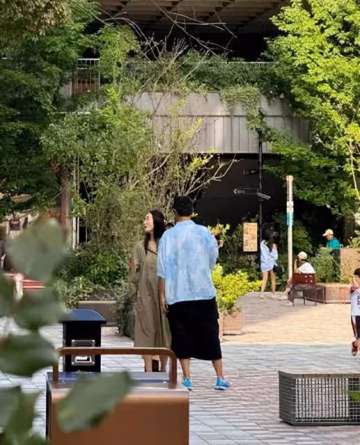 王傳君齊溪上海逛街被偶遇,夫妻倆並肩同行感情好