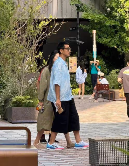 王傳君齊溪上海逛街被偶遇,夫妻倆並肩同行感情好