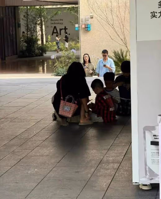 王傳君齊溪上海逛街被偶遇,夫妻倆並肩同行感情好