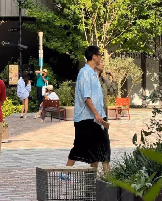 王傳君齊溪上海逛街被偶遇,夫妻倆並肩同行感情好