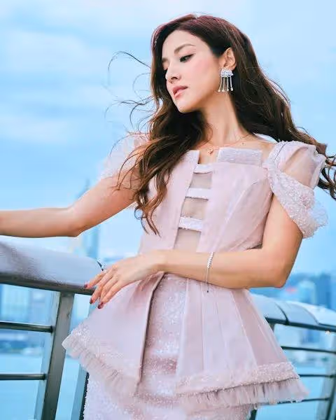 32歲前TVB女星曾被影帝批評演技差,九年後大方承認是人生污點