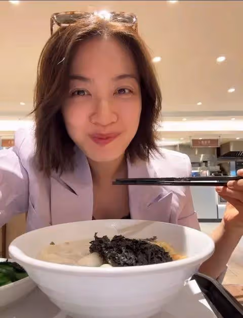 TVB花旦生子坐月後首出關,剪短髮素顏自拍容光煥發,網友:好想她拍劇