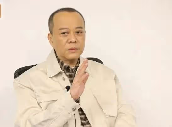 官宣!TVB人氣視帝宣布簽約新公司,與百億太太結婚28年不生小孩
