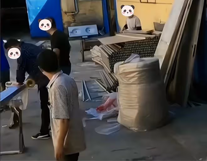 兒子婚後還啃老，68歲父親無奈進廠，兒媳說嫁到這樣的家庭很感恩