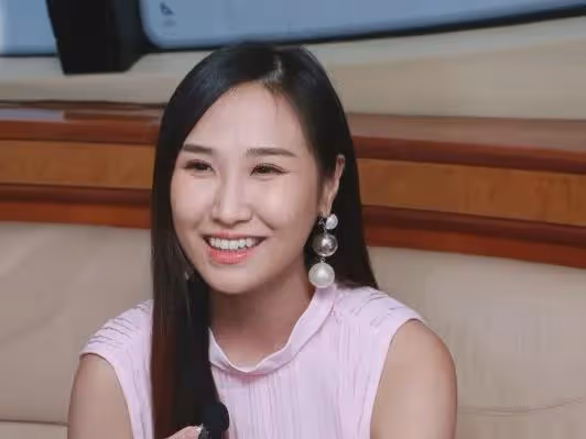 前亞視一姐穿婚紗慶生！靠賣丑成頂流！與美女經理人鬧翻人氣下滑