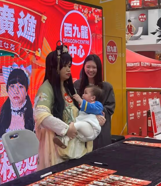 前亞視一姐穿婚紗慶生！靠賣丑成頂流！與美女經理人鬧翻人氣下滑