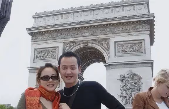 她為愛退圈做家庭婦女,卻難逃七年之癢離婚,45歲為兒子仍單身