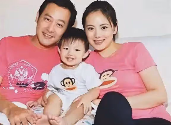 她為愛退圈做家庭婦女,卻難逃七年之癢離婚,45歲為兒子仍單身