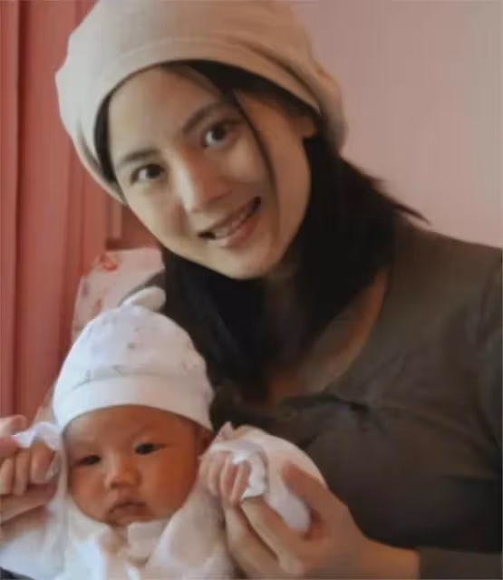 她為愛退圈做家庭婦女,卻難逃七年之癢離婚,45歲為兒子仍單身
