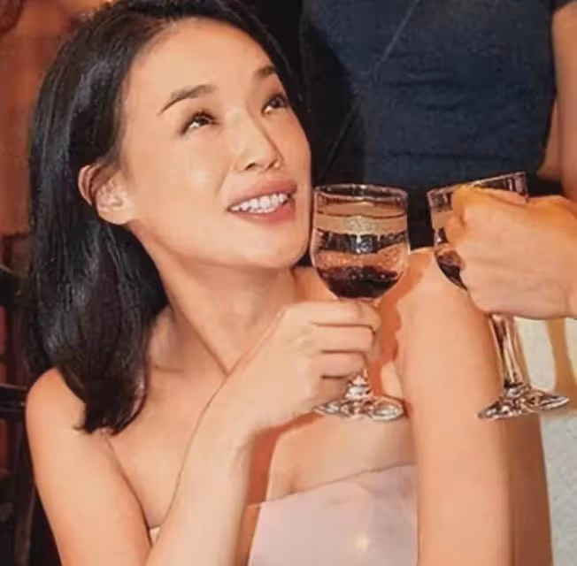 娛樂圈嗜酒如命的10位女明星, 一個比一個能喝,看看都是誰 ?