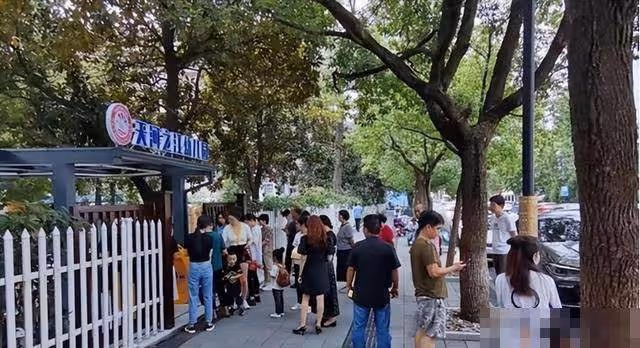 來不及換裝!女子穿「瑜伽褲」去幼稚園接孩子 「一轉身」在場的男家長都淪陷了