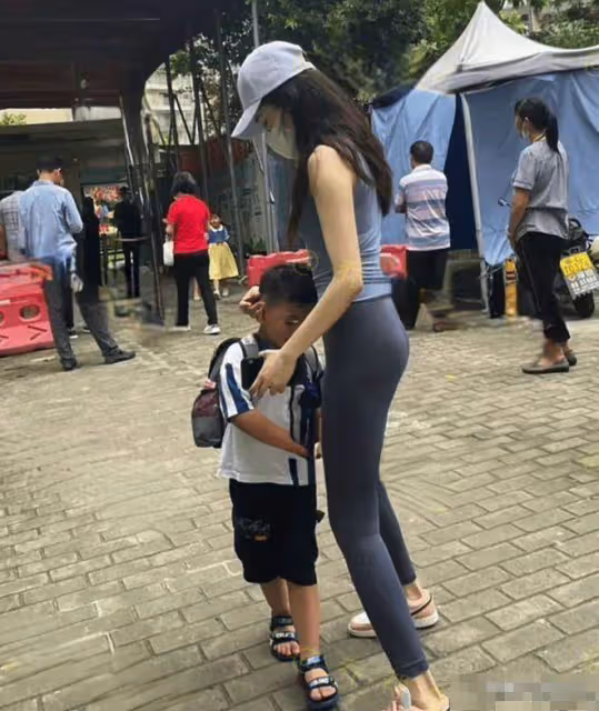 來不及換裝!女子穿「瑜伽褲」去幼稚園接孩子 「一轉身」在場的男家長都淪陷了