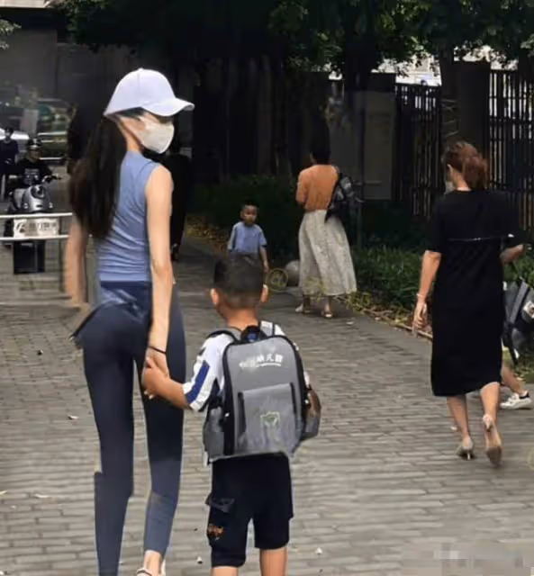 來不及換裝!女子穿「瑜伽褲」去幼稚園接孩子 「一轉身」在場的男家長都淪陷了