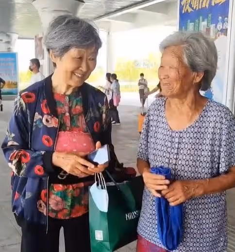 最美一幕!104歲媽媽車站「接77歲女兒回家」 女兒一路小跑「笑得像個孩子」網羨慕:世上最幸福!