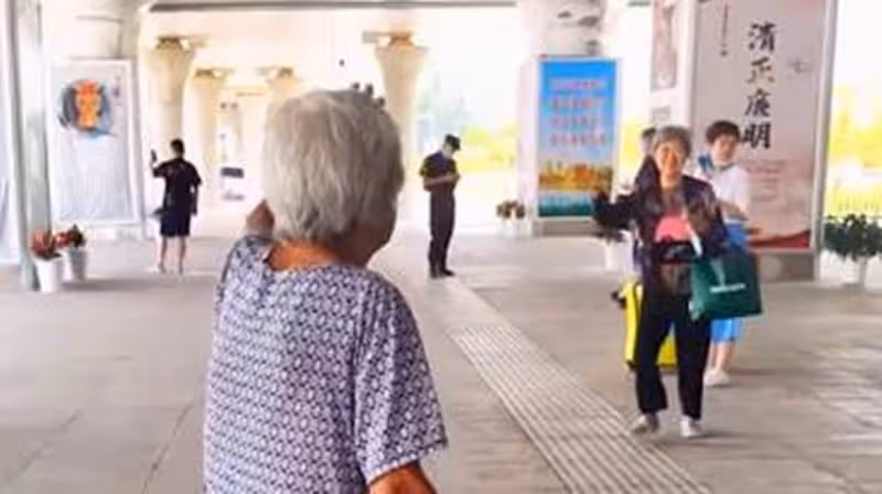 最美一幕!104歲媽媽車站「接77歲女兒回家」 女兒一路小跑「笑得像個孩子」網羨慕:世上最幸福!