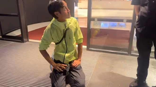 唐治平到電視台下跪求工作,落淚喊話:說了800次那不是我媽