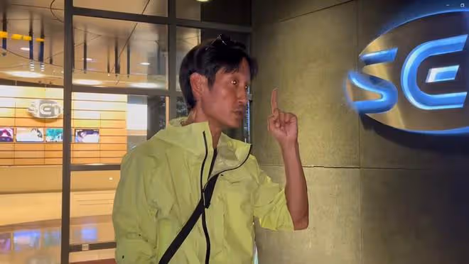 唐治平到電視台下跪求工作,落淚喊話:說了800次那不是我媽