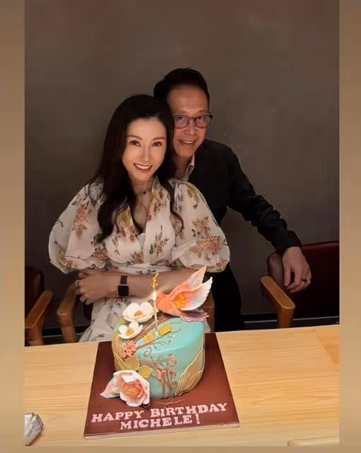 61歲許晉亨狀態回春,陪李嘉欣慶祝生日,夫妻擁抱在蛋糕前合影