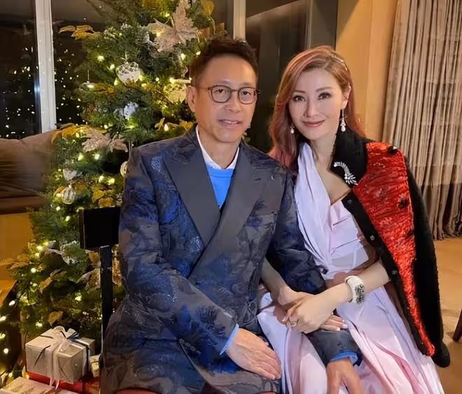 61歲許晉亨狀態回春,陪李嘉欣慶祝生日,夫妻擁抱在蛋糕前合影