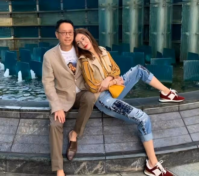 61歲許晉亨狀態回春,陪李嘉欣慶祝生日,夫妻擁抱在蛋糕前合影
