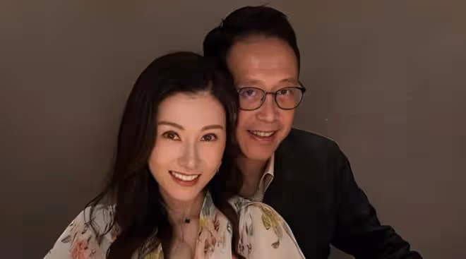 61歲許晉亨狀態回春,陪李嘉欣慶祝生日,夫妻擁抱在蛋糕前合影