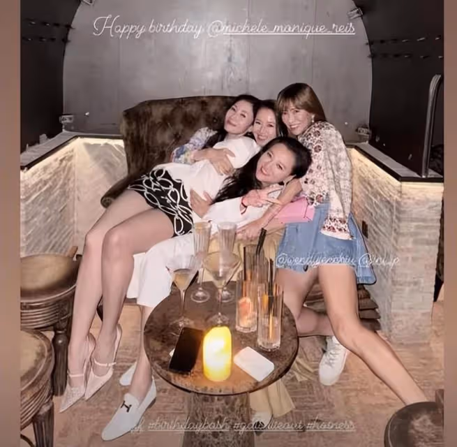 61歲許晉亨狀態回春,陪李嘉欣慶祝生日,夫妻擁抱在蛋糕前合影