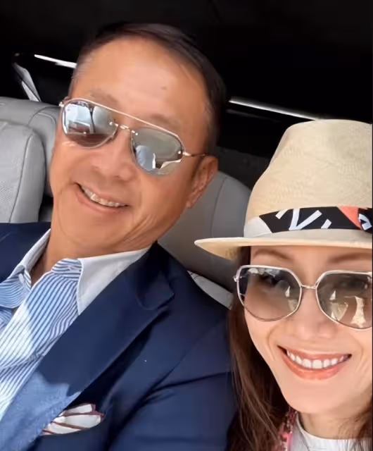 61歲許晉亨狀態回春,陪李嘉欣慶祝生日,夫妻擁抱在蛋糕前合影