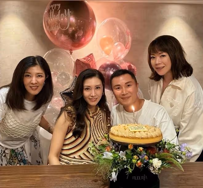 61歲許晉亨狀態回春,陪李嘉欣慶祝生日,夫妻擁抱在蛋糕前合影