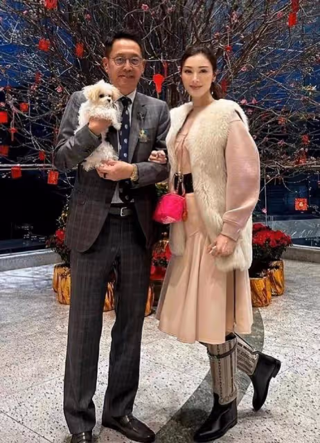 61歲許晉亨狀態回春,陪李嘉欣慶祝生日,夫妻擁抱在蛋糕前合影