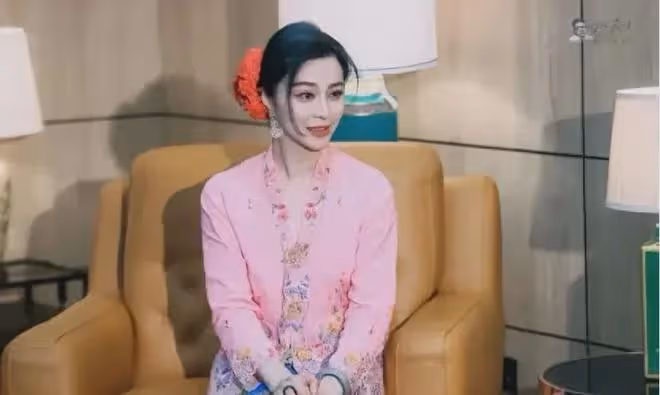 范冰冰現身香港豪宅,素顏穿著很低調,脖子上百萬項鍊太搶風頭!