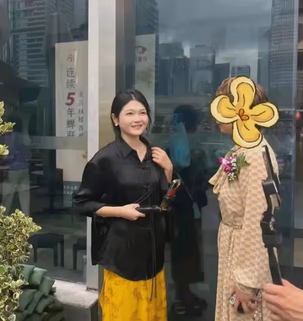 中S被麻六記拒絕!隔壁店老闆娘拉中S去吃毛血旺並免單,偷感好強