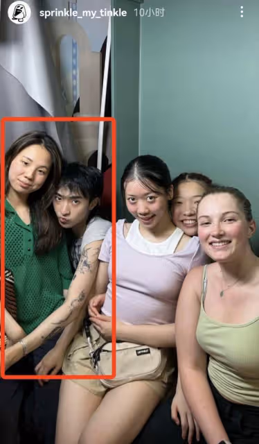 伊能靜兒子曬畢業旅行,同行的全是女生,摟著女同學拍照超大膽!