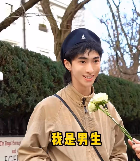 伊能靜兒子曬畢業旅行,同行的全是女生,摟著女同學拍照超大膽!