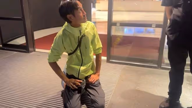 突發!唐治平到電視台下跪求工作,落淚喊話:說800次那不是我媽