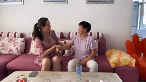在兒子家帶娃三年被擠兌回家，再婚半年後兒媳讓我離婚回去帶孫子
