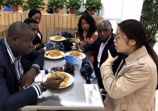 回顧：北大學霸遠嫁非洲，因戰爭無奈回國賣盒飯再見老公已是大官