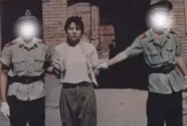 回顧:05年一美女犯人在火化前「死而復生」,家屬下跪哀求饒了她