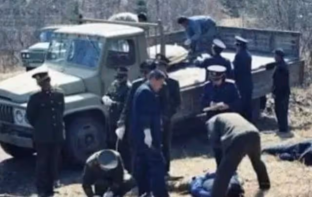 回顧:05年一美女犯人在火化前「死而復生」,家屬下跪哀求饒了她