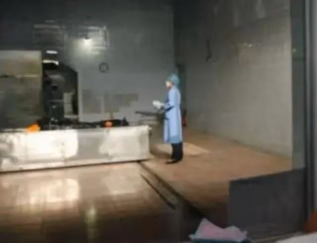 回顧:05年一美女犯人在火化前「死而復生」,家屬下跪哀求饒了她