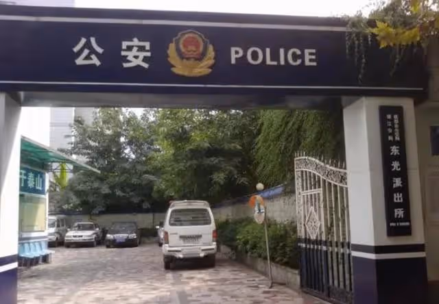 回顧:28歲女孩欠了40萬,母親得知後拿出領養證稱你不是我親生的