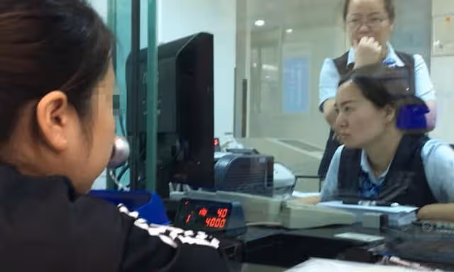 回顧：28歲女孩欠了40萬，母親得知後拿出領養證稱你不是我親生的