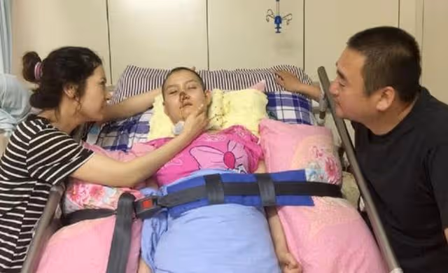 回顧:17歲美女學霸遇車禍成植物人,父母床前苦守2年奇蹟初現