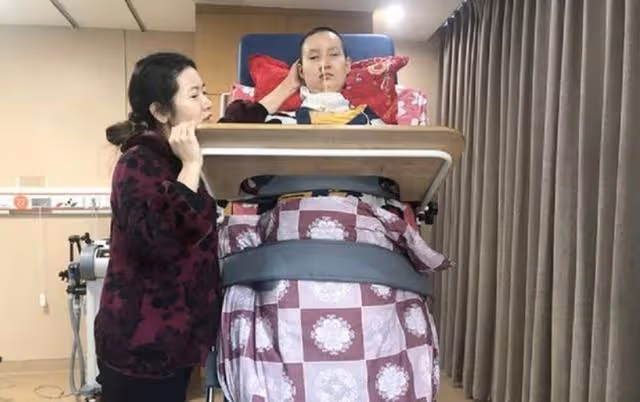 回顧:17歲美女學霸遇車禍成植物人,父母床前苦守2年奇蹟初現