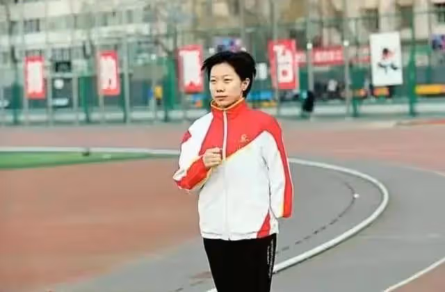 回顧:94年拾荒老人收養一獨臂女棄嬰,撿廢品供她上學後來怎樣了