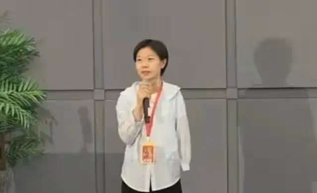 回顧:94年拾荒老人收養一獨臂女棄嬰,撿廢品供她上學後來怎樣了