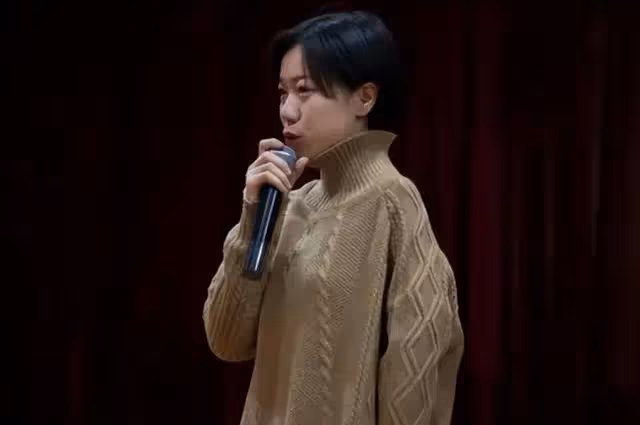 回顧:94年拾荒老人收養一獨臂女棄嬰,撿廢品供她上學後來怎樣了