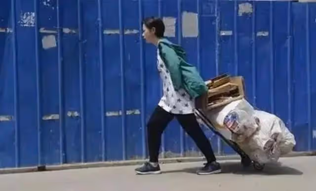回顧:94年拾荒老人收養一獨臂女棄嬰,撿廢品供她上學後來怎樣了